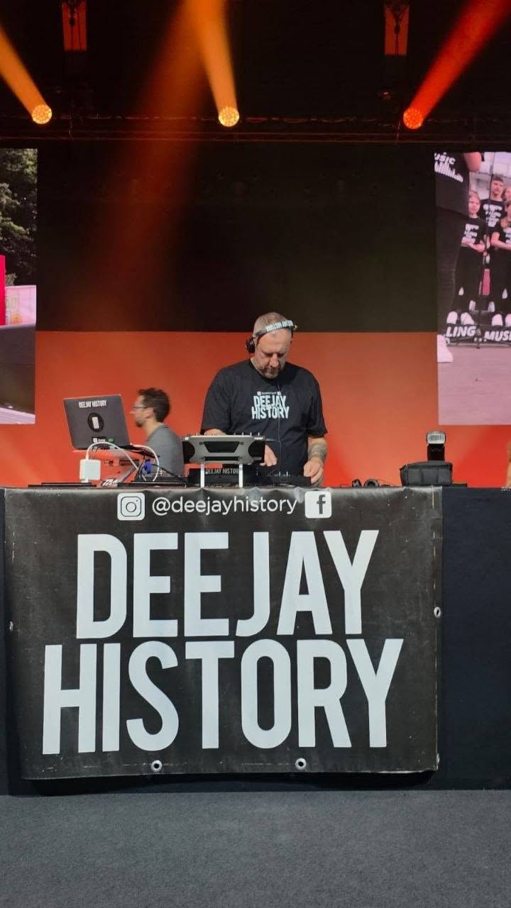 DJ alla consolle