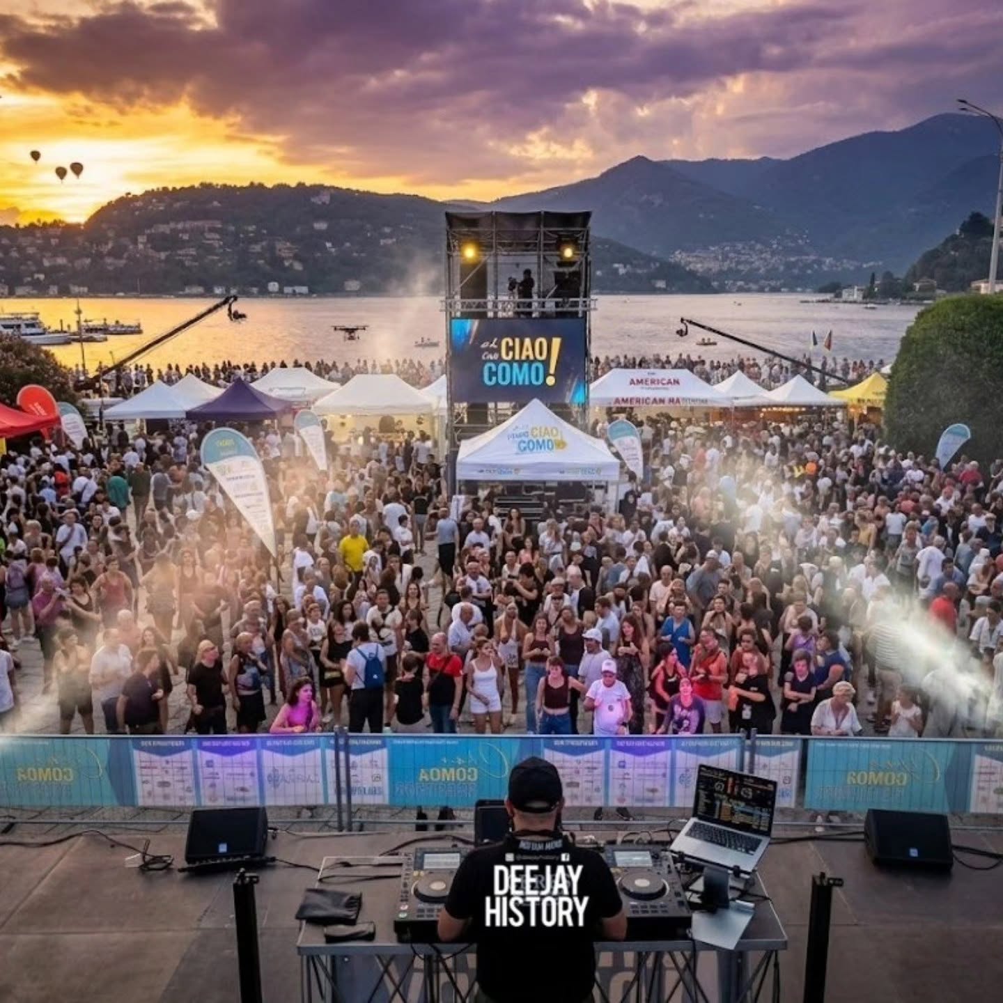 Palco e pubblico sul lago al tramonto