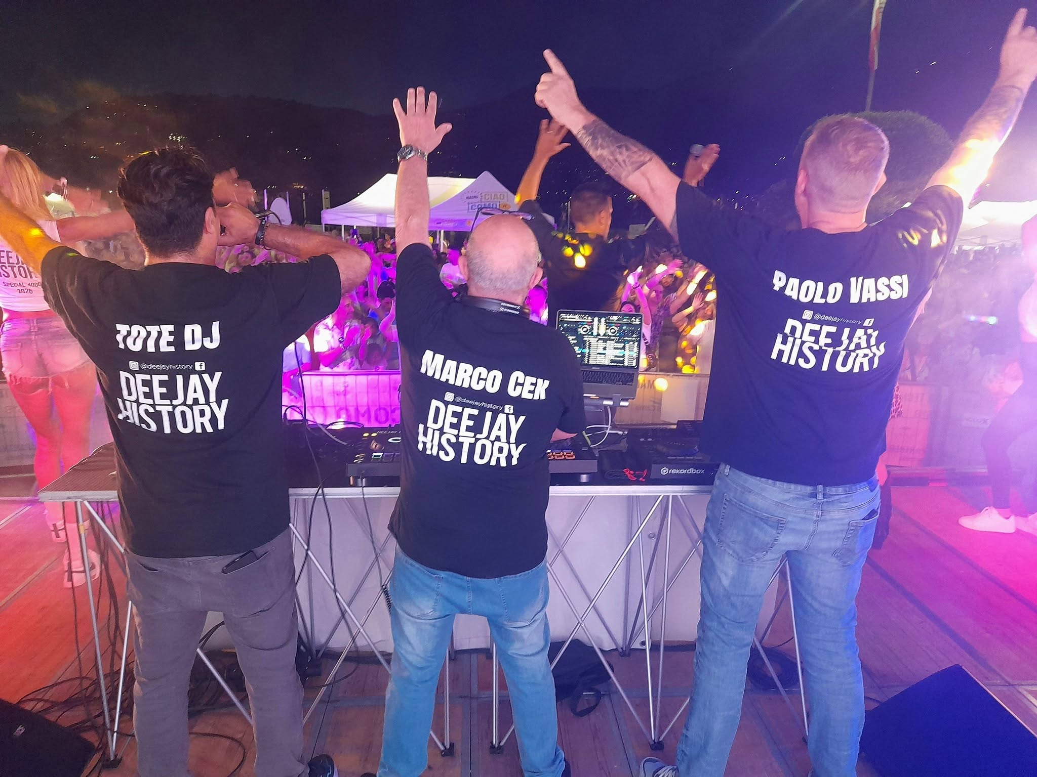 Il gruppo saluta il pubblico dal palco