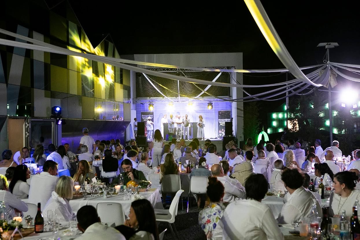 Il pubblico e il palco Deejay History